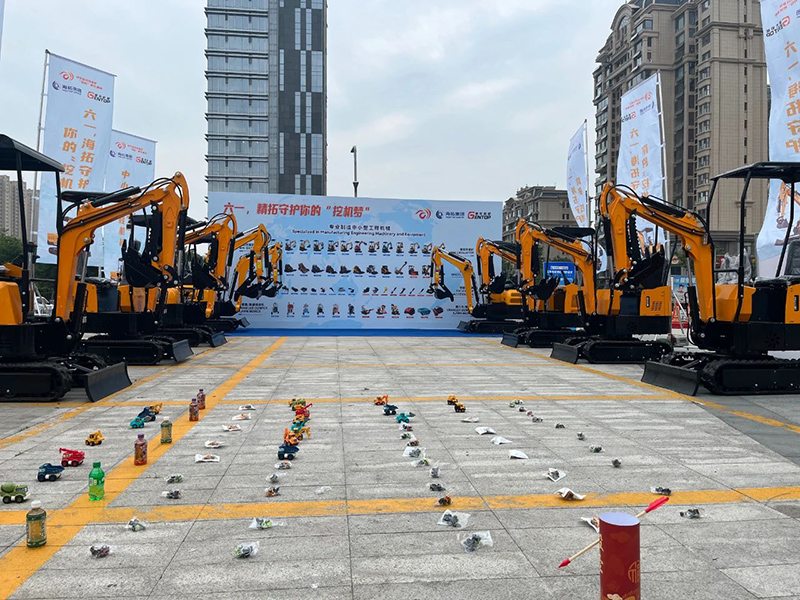 山東海拓集團創(chuàng)新融合打造“不一樣”挖機展，親子互動涂鴉藝術(shù)引爆愛琴海